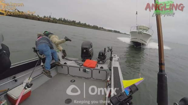 Катер протаранил лодку с рыбаками на борту в США (Видео)
