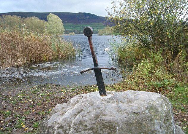 В Британии неизвестные умудрились вытащить вмурованный в камень меч «короля Артура».
