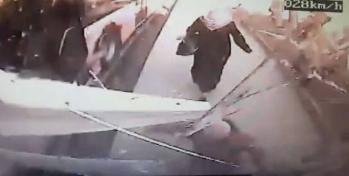 Шокирующий момент наезда неуправляемого автобуса на остановку, попал на видеокамеры в Турции. (Видео)