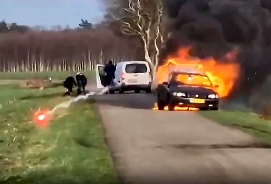Экстремал не довёз петарды и зрелищно спалил свой автомобиль: видео