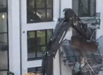 Обманутый строитель, угнав экскаватор, нанёс серьёзный ущерб жилому дому в Германии