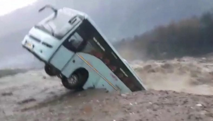 Бурная река смыла автобус в Индии (Видео)
