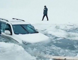 Китайский водитель, проложивший маршрут по тонкому льду, утопил свой автомобиль ▶