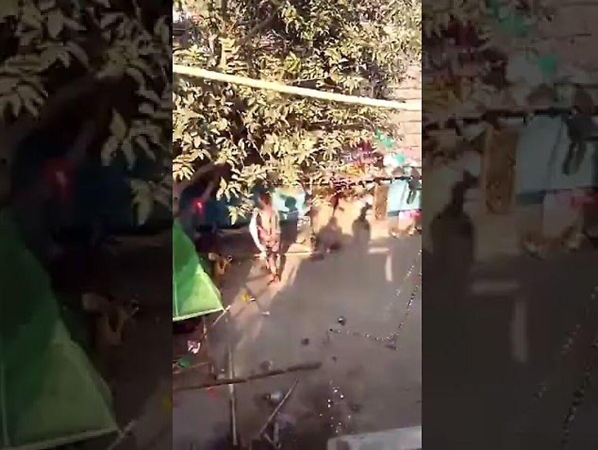 Леопард, забравшись в жилище, вызвал переполох в индийской деревне