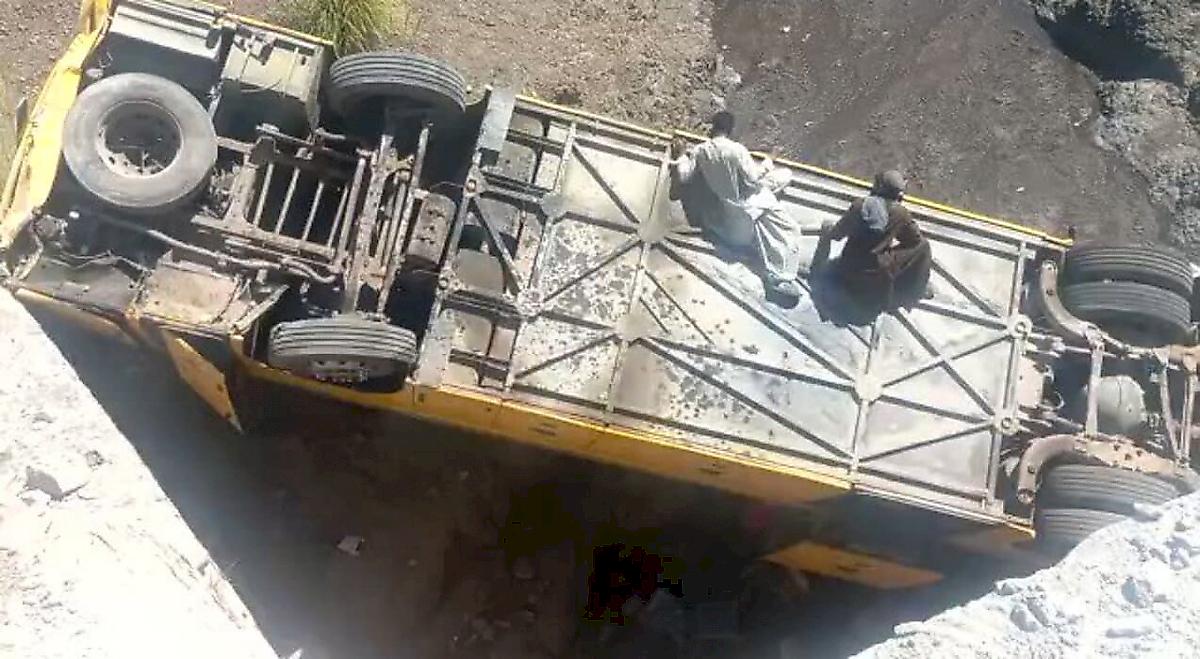 Мотоциклист, «подрезавший» автобус, стал виновником крупной катастрофы в Пакистане