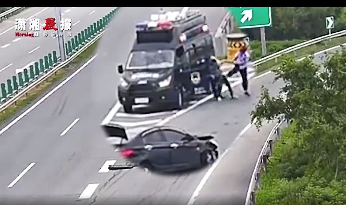 Неадекватный водитель дважды протаранил автомобили и чуть не угнал патрульный фургон