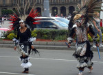 Противостояние полицейских с вооружённым мечом преступником напомнило танец ацтеков в Мексиве