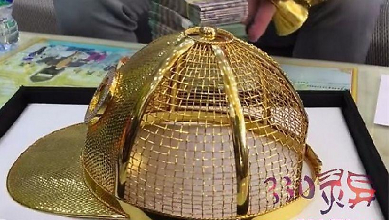 Вьетнамский миллионер за два дня до ареста обзавёлся золотой бейсболкой ▶