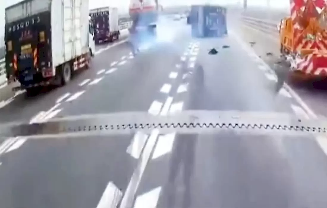 Водитель цистерновоза чудом успел объехать опрокинувшийся грузовик: видео