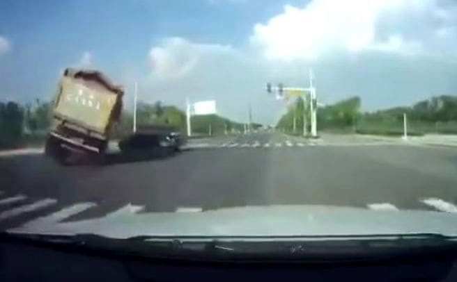 Водитель легковушки на свою беду подрезал грузовик в Китае (Видео)