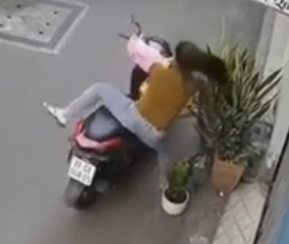 Воровка, похищая горшок с кустом, чуть не лишилась мотоцикла во Вьетнаме