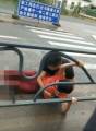 Грузовик сбил женщину, спасающую щенка на пешеходном переходе в Китае (Видео) 0