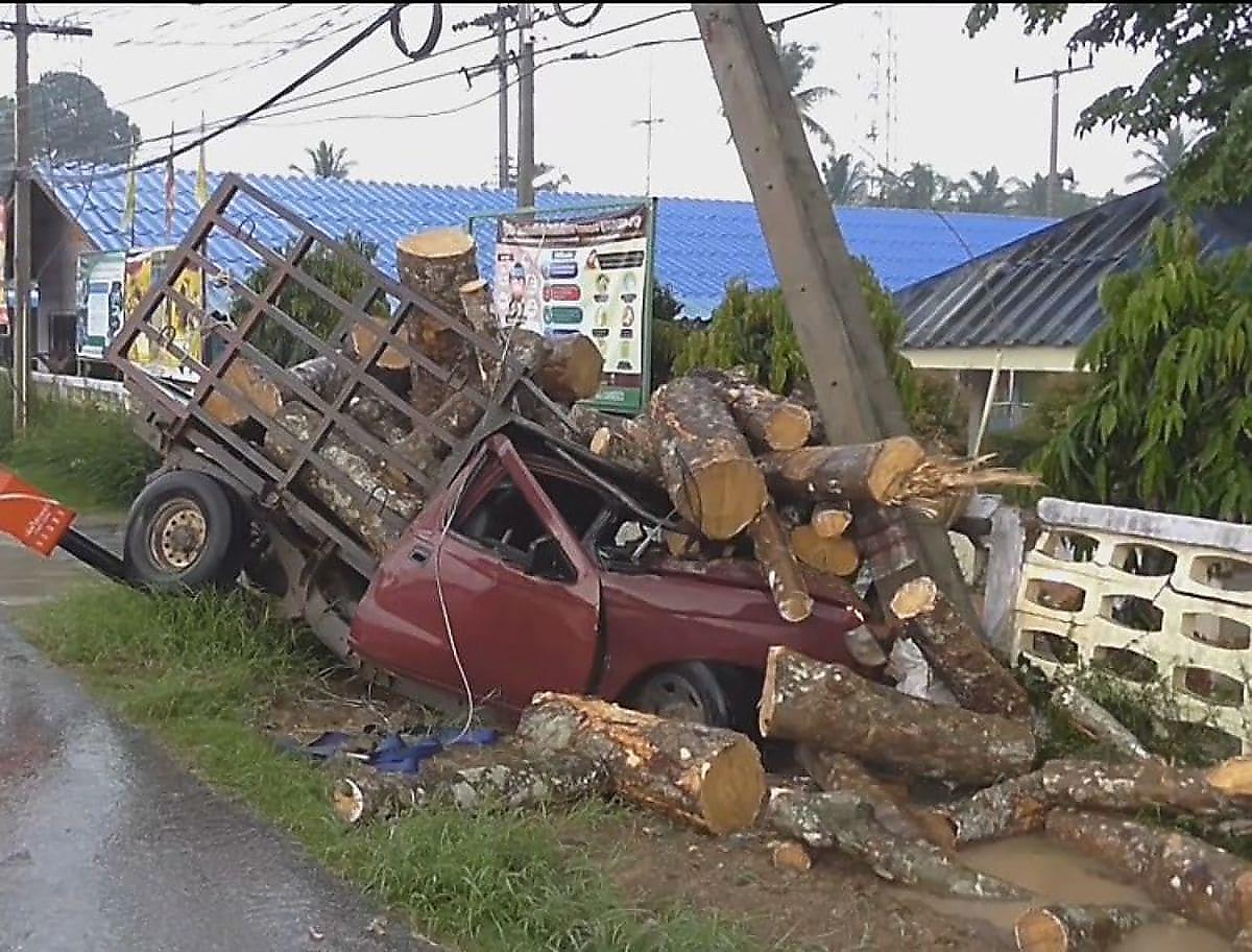 Грузовик с дровами не «разъехался» со столбом в Тайланде