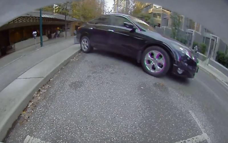 Канадский автолюбитель показал «чудеса» парковки и перевернул свой автомобиль ▶