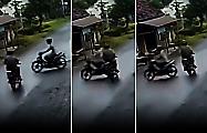 Мотоциклисты чудом разъехались и попали на видео на перекрёстке в Индонезии