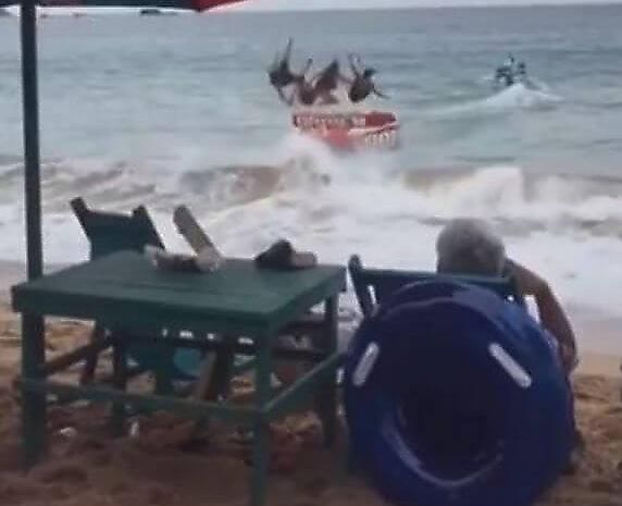 Туристы на надувной ватрушке неожиданно «десантировались» в море на мощной волне ▶