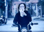 Девушка, выпивая за рулём скутера, проверила на прочность легковушку во Вьетнаме