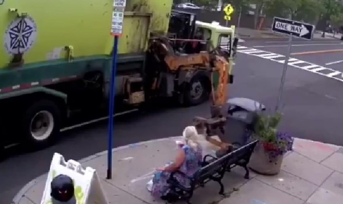 Водитель мусоровоза демонтировал скамейку вместе пенсионеркой, отдыхающей возле бачка - видео