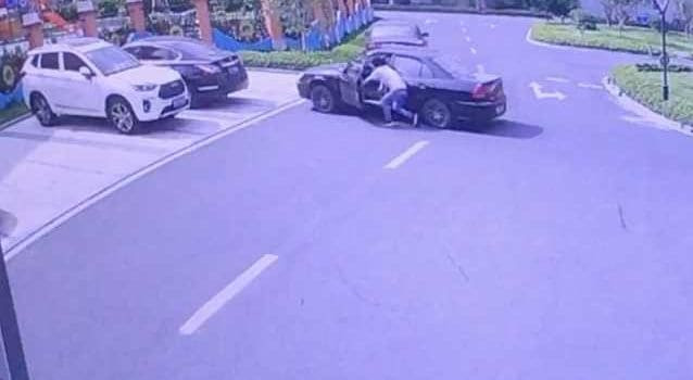 Водитель, толкая автомобиль, разбил своё транспортное средство в Китае (Видео)