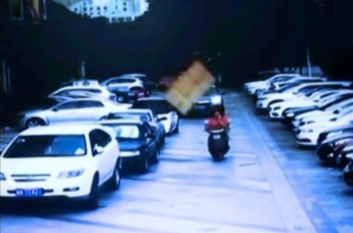 Кровать, выброшенная из окна, поразила мотоциклиста в Китае Кровать, выброшенная из окна, поразила мотоциклиста в Китае