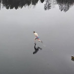 Бегун пробежал по невидимому льду на замёрзшем озере в Финляндии (Видео)
