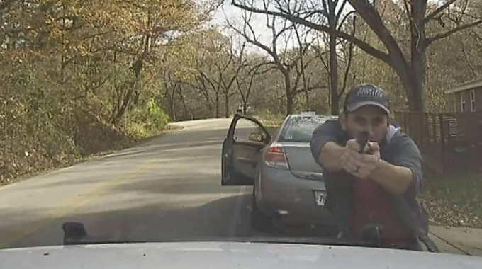 Полицейский попал под обстрел преступника на трассе в Арканзасе (Видео)