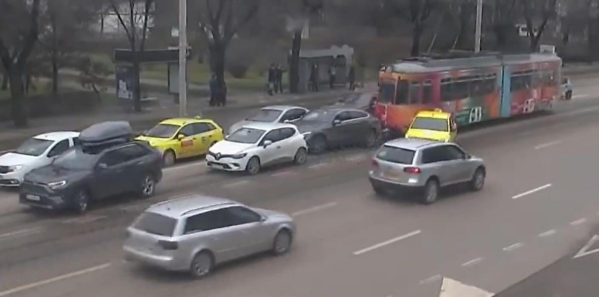 Трамвай с отказавшими тормозами протаранил несколько автомобилей в Румынии