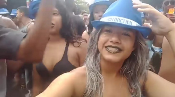 Вор лишил телефона девушку во время селфи-съёмки её подруги на карнавале в Бразилии (Видео)