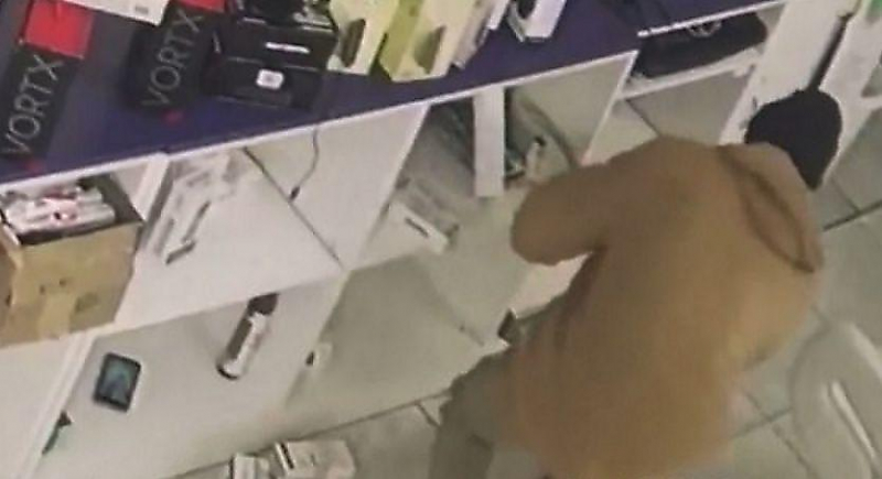Жадный воришка получил экраном по голове во время ограбления магазина ▶