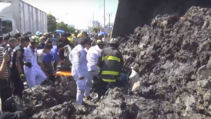 Автомобилистку, попавшую в ДТП и оказавшуюся погребённой под 14-ю тоннами земли, спасли в Тайланде