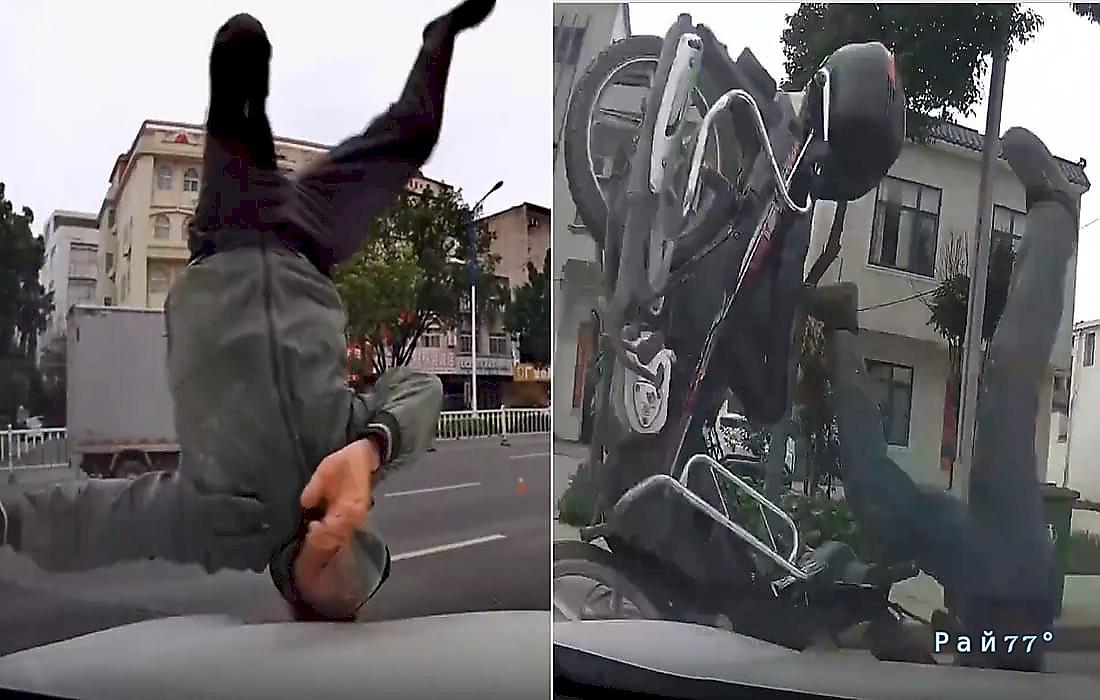 Мотоциклисты не успели объехать автомобили, но мотошлемы спасли их: видео