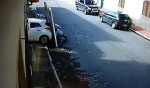 Укатившийся автомобиль завалил ворота на пожилую пару в Бразилии (Видео)