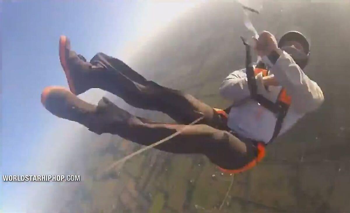 Парашютист во время совместного прыжка спас жизнь своему другу