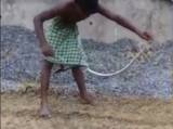 Змея раздела малолетнего индийского факира (Видео)