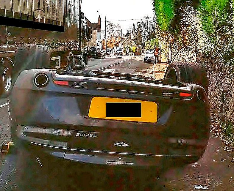 Британский студент, угнав у отца арендованный Aston Martin, перевернул на крышу дорогостоящий спорткар