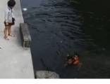 Курьер, спасший упавшую в водоём девочку и её обувь, стал героем в Китае (Видео)