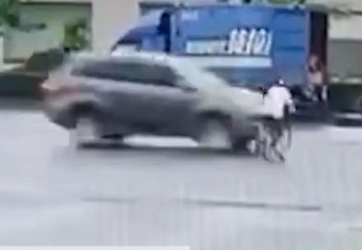Легковушка выбила велосипед из-под китайского нарушителя ПДД ▶