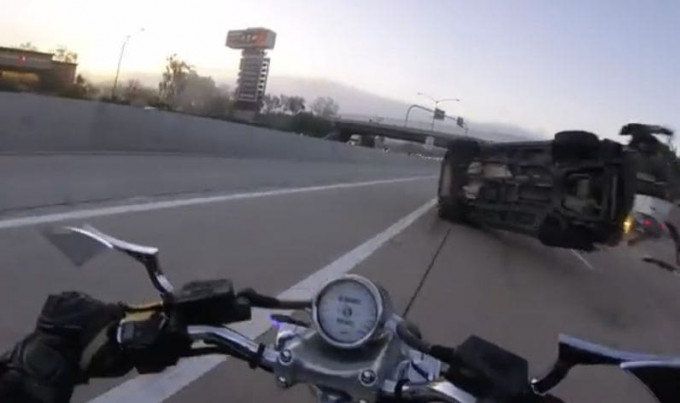 Мотоциклист запечатлел момент автокатастрофы из-за перевернувшегося на его пути внедорожника