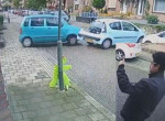 Голландская автомобилистка получила одобрение от усатого свидетеля крайне неудачной парковки ▶