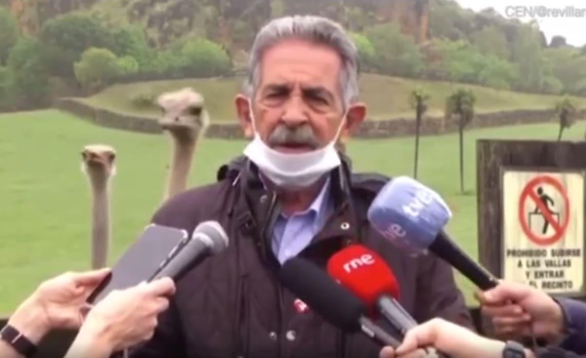 Любопытные страусы «украсили» интервью испанского политика