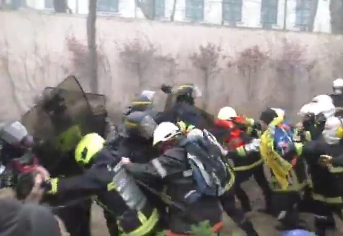 Протестное шествие пожарных закончилось масштабной потасовкой с полицейскими во Франции