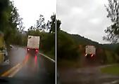 Водитель неисправного грузовика нашёл идеальный способ «погасить» скорость, завалив фуру на бок ▶