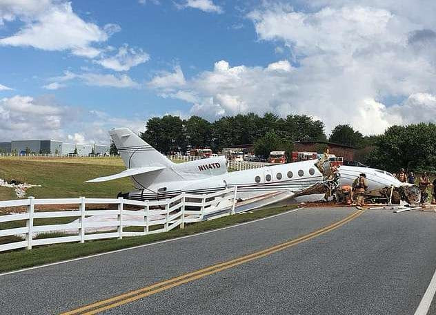 Частный самолёт во время посадки, врезался в забор и развалился на части в США (Видео)