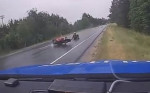 Полицейский экипаж избежал столкновения с байкером, догоняющим свой мотоцикл в Эстонии (Видео)