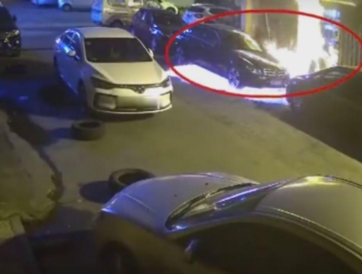 Ресторатор, борясь с тараканами, спалил три автомобиля в Китае ▶