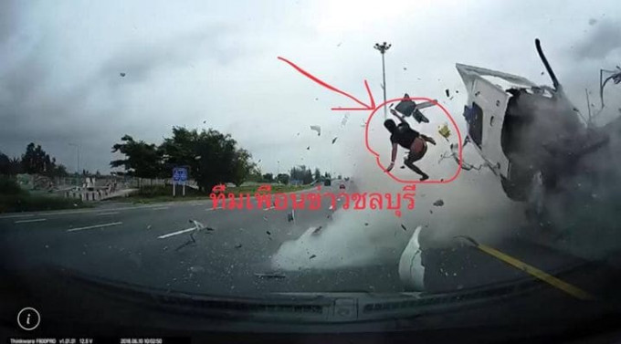 Водитель грузовика вылетел из кабины во время аварии в Тайланде (Видео)