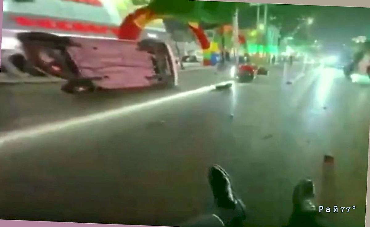 Мотоциклист опрокинул электромобиль с пенсионерами в Китае ▶️