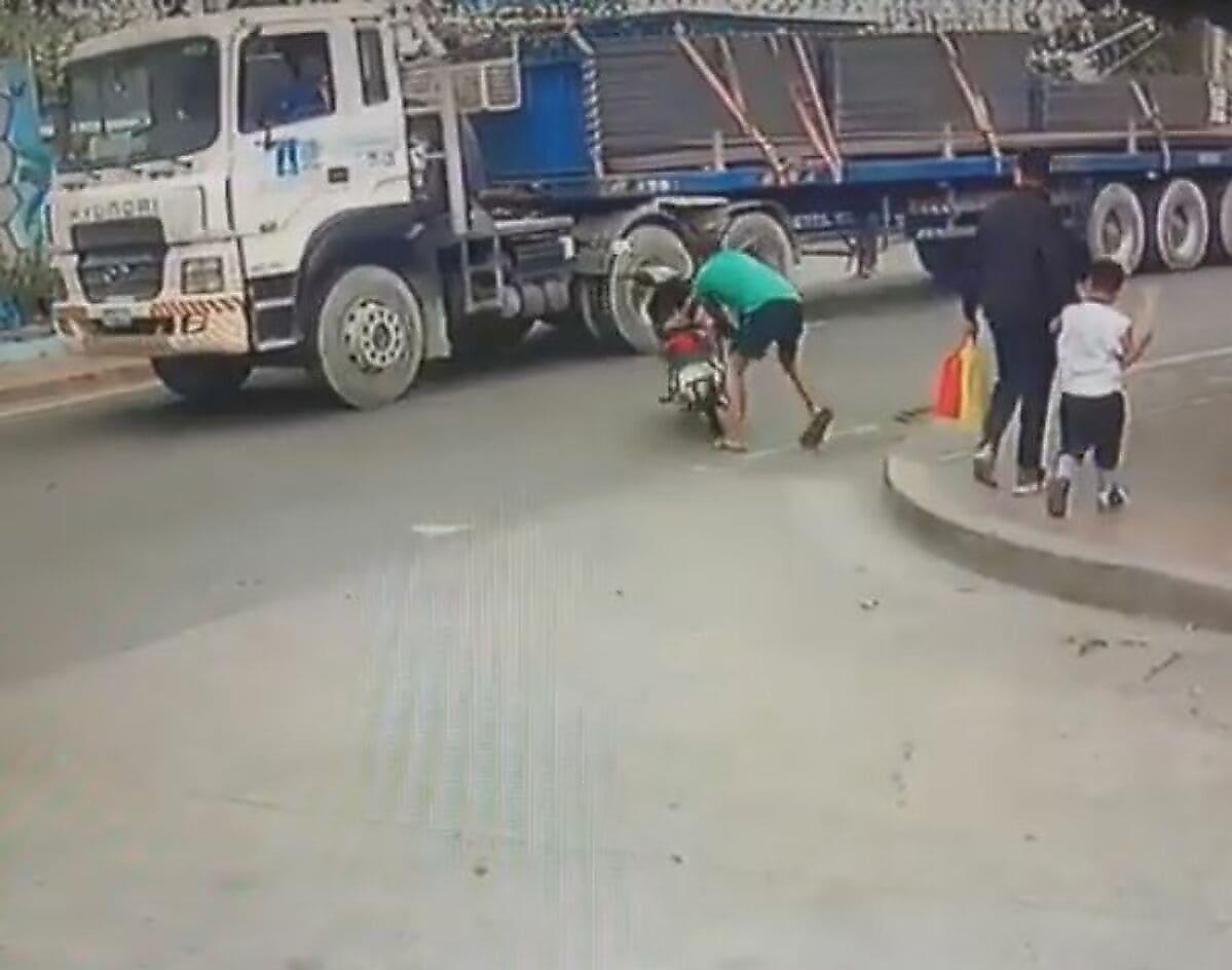 Неудачливый скутерист отправил мопед под колёса грузовика