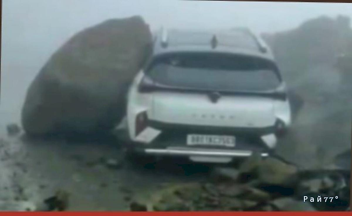 Валун скатился с утёса и едва не расплющил автомобиль в Индии ▶️