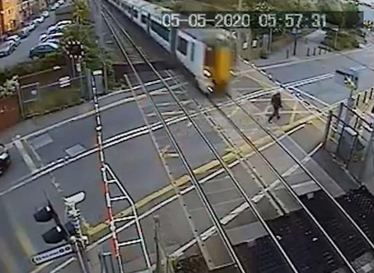 Нетерпеливый пешеход напугал машиниста и пересёк ж/д пути прямо перед поездом